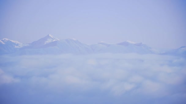 Проміжок Часу Знімок Літаючих Хмар Між Засніженими Вершинами Гір Під — стокове відео