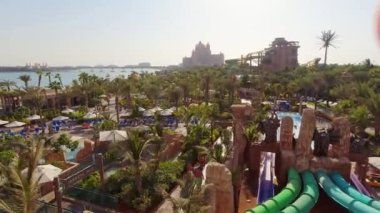 Dubai, BAE - 14 Ekim 2022: palmiyeli ve Atlanis oteli olan Aqauventure aquapark Panorama. Ziyaretçiler Dubai, BAE 'de tatil yapıyor