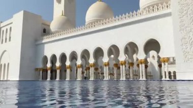 Abu dhabi, BAE - 3 Ekim 2022: Zayed Camii 'nin yanındaki Şeyh Havuzu göleti, Ebu Dabi, Birleşik Arap Emirlikleri