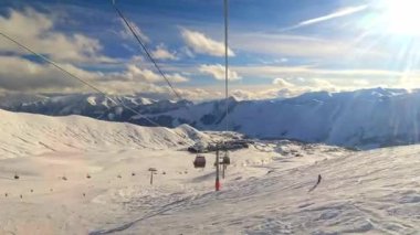 Hiperlapse turist koltuğu asansörü Gudauri, Kafkasya dağlarında kayakçılarla birlikte hızlı hareket ediyor. Boş uzay kayak merkezi kavramı açıyor