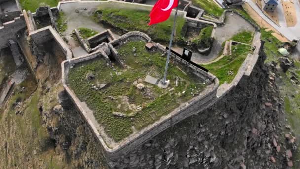Aerial Close Fly Flag Top Kars Castle Turkey Historical Heritage — Vídeo de Stock