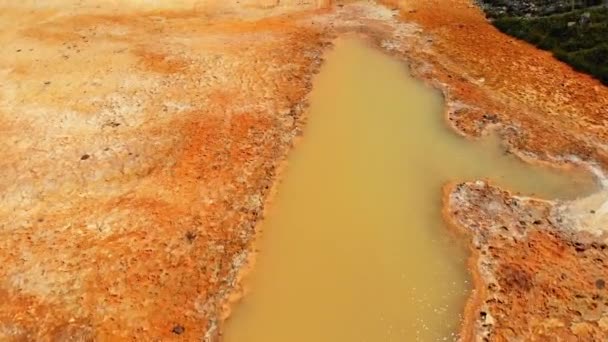 風光明媚な航空機のクローズアップは 天然の鉱泉資源オレンジのテクスチャとパターンを表示します トロソ渓谷の鉱物資源 — ストック動画