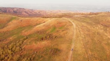 VAshlovani Milli Parkı 'ndaki gerçeküstü tepelerin manzarası ile tepeye çıkan hava görüntüsü 4wd' ye kadar iniyor.