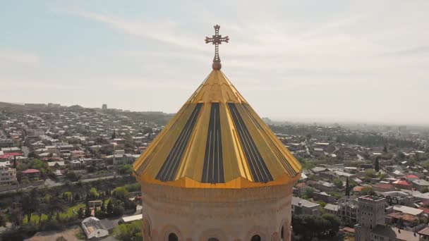 Aerial Close View Golden Dome Holy Trinity Cathedral Georgian Orthodox — Vídeos de Stock