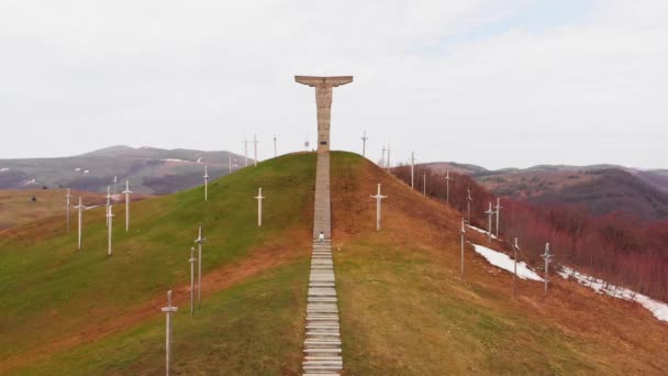 迪戈里 Didgori 历史遗迹纪念馆的慢动作空中景观女游客走上楼梯 格鲁吉亚遗产观光地标 — 图库视频影像