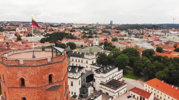 Flygfoto Berömda Gediminas Slott Torn Och Vilnius Stad Panorama Bakgrund — Stockvideo