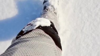 Tanınmayan snowboardcu, kar üzerinde kar üzerinde kar kayağıyla tepeye yürür.