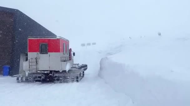 Snowcat Met Cabine Voor Skiërs Snowboarders Freeride Downhill Afgelegen Kaukasus — Stockvideo