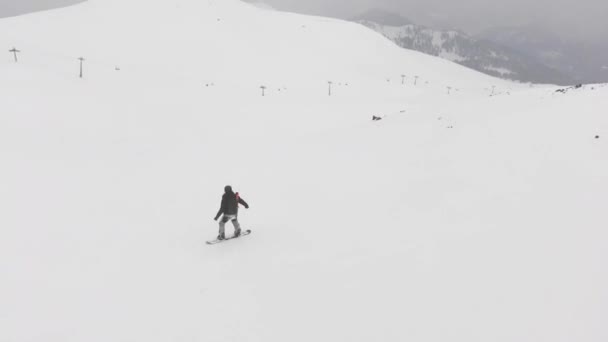 Young Snowboarder Freeriding Downhill Scenic Caucasus Mountains Bad Weather Condition — Vídeo de Stock