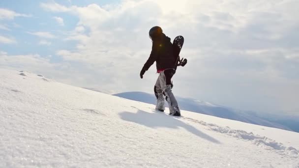Snowboarder Walking Snowboard Sunset Snowy Mountains Cinematic Solo Freerider Snowboarder — Stockvideo