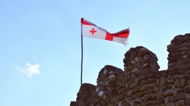 Samshvilde köyünün kalıntılarıyla ağır çekimde dalgalanan eski Gürcistan bayrağının durağan görüntüsü