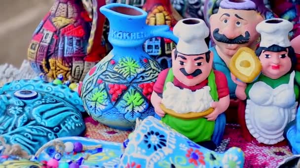 Telavi Georgia Octubre 2022 Hermosas Tazas Vino Recuerdos Figuras Porcelana — Vídeo de stock