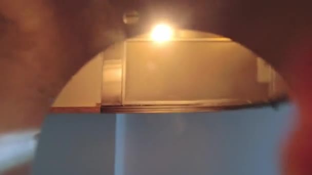 Mano Estrecha Agrega Ingredientes Lanzamiento Agua Olla Mientras Prepara Comida — Vídeos de Stock