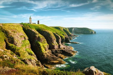 Cote d 'Emeraude, Plevenon, Cotes-d' Armor, Bretagne, Kuzey Fransa 'daki ünlü Cap Frehel yarımadasında geleneksel deniz feneriyle panoramik manzara manzarası