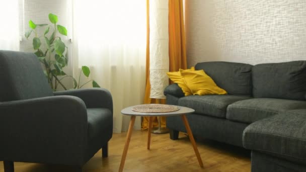 Acogedor Apartamento Salón Con Sofá Almohadas Amarillas Mesa Elegante Ventana — Vídeos de Stock