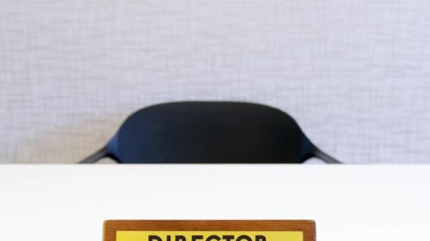 放大显示木制板与标题主任在白色桌子上与椅子在明亮的公司办公室 复制空间墙照片背景 现有的老板 董事或领导职位空缺 — 图库视频影像