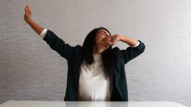 Young Caucasian Brunette Business Woman Director Office Feel Tired Sleepy — Vídeos de Stock