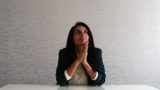 Young Caucasian Brunette Positive Business Woman Director Office Pray Help — Stok video