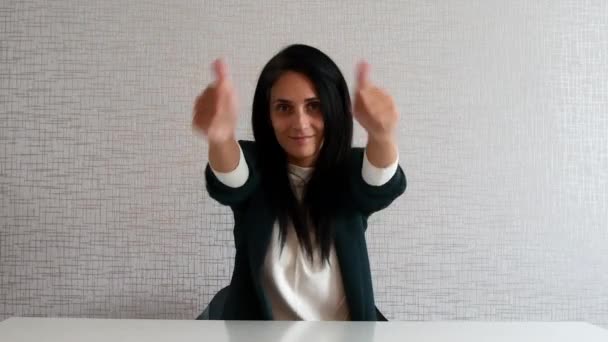 Vacker Vuxen Kaukasisk Kvinna Visar Två Tummar Upp Båda Händerna — Stockvideo