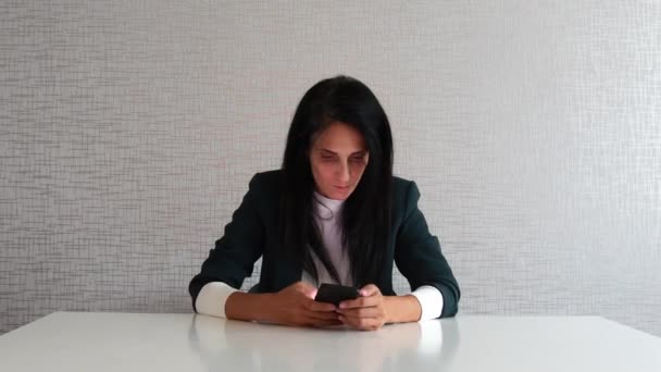 Kafkasyalı Genç Esmer Kadın Yöneticiye Odaklan Ofisteki Düşünceli Girişimci Karar — Stok video