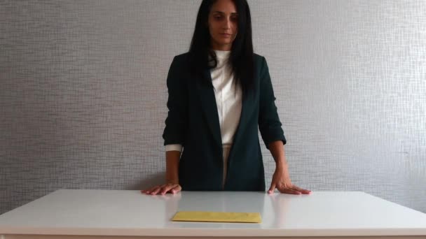 Γυναίκα Υπάλληλος Κάθεται Μακρύ Τραπέζι Απομονώνονται Λευκό Φόντο Τοίχο Προσφέρουν — Αρχείο Βίντεο