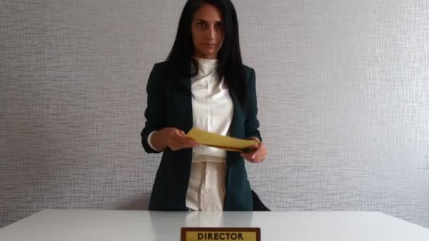 Giovane Donna Affari Caucasica Bruna Direttore Ufficio Mano Spettacolo Dare — Video Stock