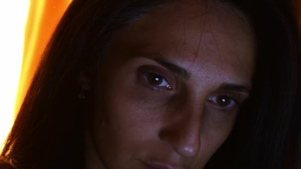 Close Piękne Brunetka Kaukaskie Brązowe Oko Kobieta Patrzeć Ekranie Pracy — Wideo stockowe