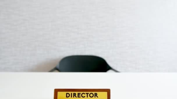 Zoom Out Reveal Wooden Plate Title Director White Office Table — Stock videók