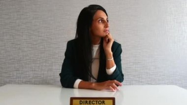 Beyaz tenli, genç, esmer kadın, ofis yöneticisi. Düşünceli, hayalperest, işsiz bir kadın. Yönetici girişimci şirkette çalışıyor