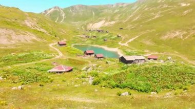 Hava manzaralı Shuamta küçük gölü yüksek Adjara 'daki dağ köyü ahşap evlerle çevrili.