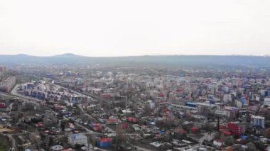 Gökyüzü manzaralı Kars şehri panorama binaları, binalar ve dağ arkası. Kars 'ta seyahat tatili