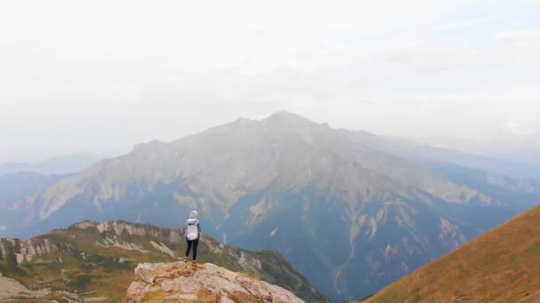 2022年9月4日 佐治亚州 佐治亚州 拉夏地区 空中圆形观景 悬崖观景的女运动员独唱 乌吉罗湖徒步旅行 — 图库视频影像