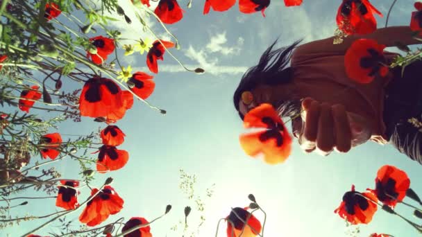 Tavasszal Virágot Szedő Fiatal Kaukázusi Élvezi Tavasz Természetét Cinematikus Nyári — Stock videók