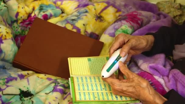 Yazd Iran Juni 2022 Bejaarde Vrouw Thuis Gebruikt Elektrische Koran — Stockvideo