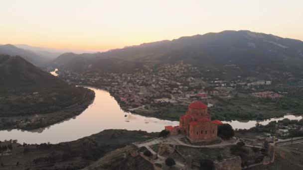 空中ビュー風光明媚なパノラマの丘の上Jvari修道院 有名な6世紀のグルジア修道院 Unesco世界遺産 — ストック動画