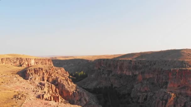 Vista Aérea Panorámica Del Valle Ihlara Acantilados Roca Con Hermosas — Vídeos de Stock