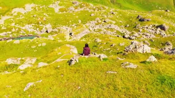 Flygfoto Tillbaka Kvinnlig Kaukasisk Person Sitta Lugnt Klippa Njuter Utsikten — Stockvideo