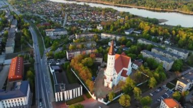 Litvanya 'nın Siauliai Panorama şehrinin üzerinde uçan güzel bir panoramik 4K video. Günbatımı sinematik Avrupa hedefleri