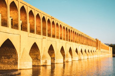 İsfahan, İran - Mayıs 2022: SioSe Pol veya 33 kemerli köprü, Esfahan 'ın en eski köprülerinden biri ve Zayandeh Nehri üzerindeki en uzun köprü