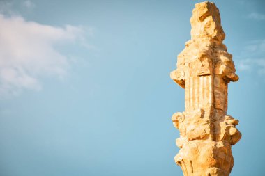 İran 'ın Persepolis kentindeki turistle mavi gökyüzü arka planında manzaralı harabeler. Antik Pers şehri. Persepolis Ortadoğu 'da popüler turizm beldesi.
