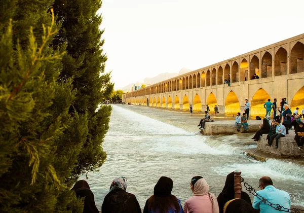 Isfahán Irán Mayo 2022 Gente Relaja Socializa Alrededor Siose Pol — Foto de Stock