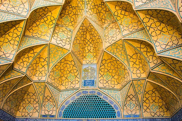 漂亮的最古老的虹膜清真寺穹顶室内设计 — 图库照片