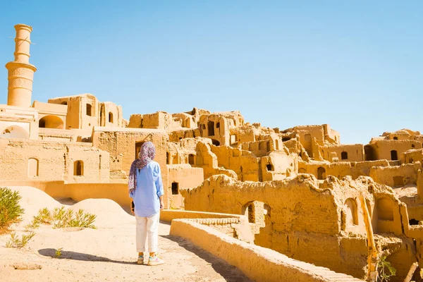 Mujer Turista Mirador Turismo Kharanaq Pueblo Tradicional Histórico Irán — Foto de Stock