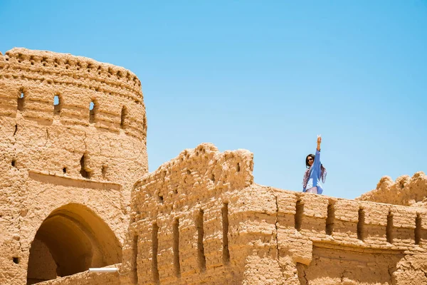 Turista Mujer Paseo Visita Famoso Antiguo Castillo Barro Narin Qal — Foto de Stock