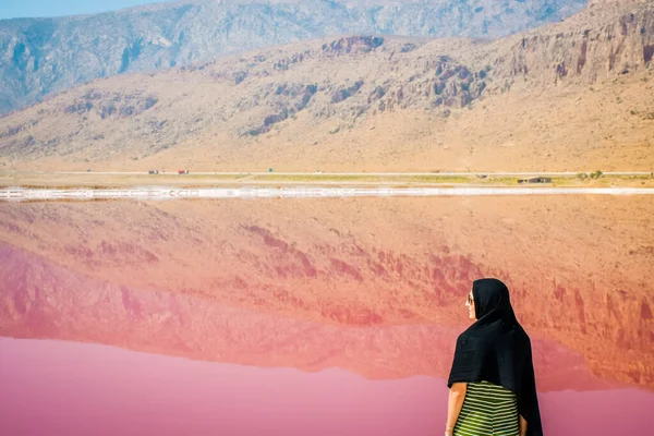 Caucasian Woman Tourist Stand Maharlu Pink Salt Lake Shore Travel — Stock Photo, Image