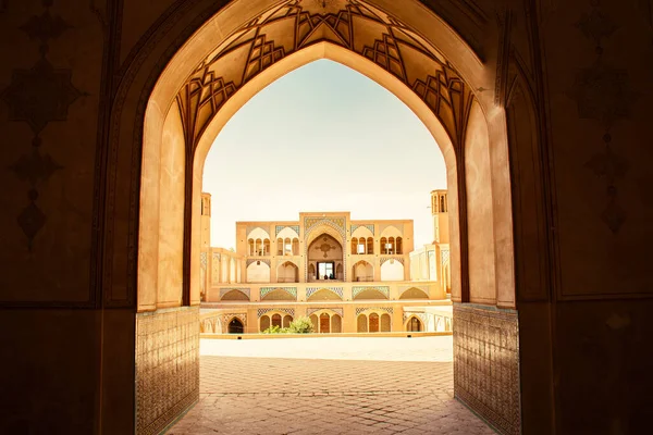 2022年5月29日 伊朗喀什米尔 游客和朝圣者探索美丽的Agha Bozorg清真寺 — 图库照片