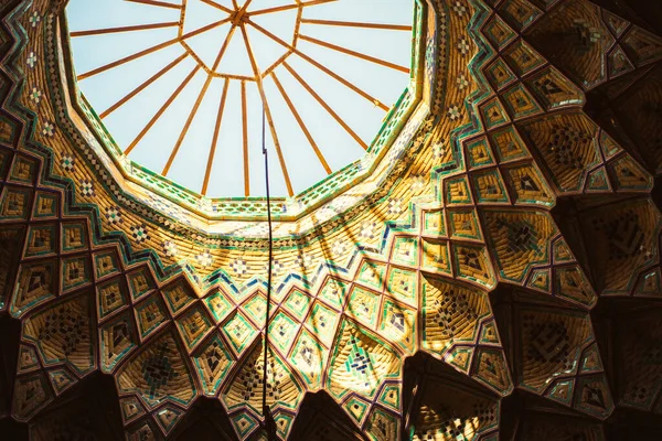 2022年6月10日 伊朗喀什米尔 伊朗伊斯兰建筑漂亮的穹顶内部 — 图库照片