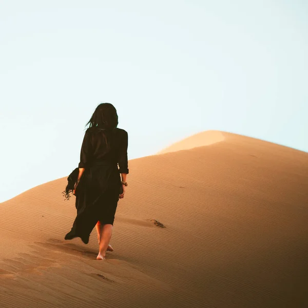 Young Beautiful Woman Long Dress Walks Sand Dunes Reaching Top — Stock Photo, Image