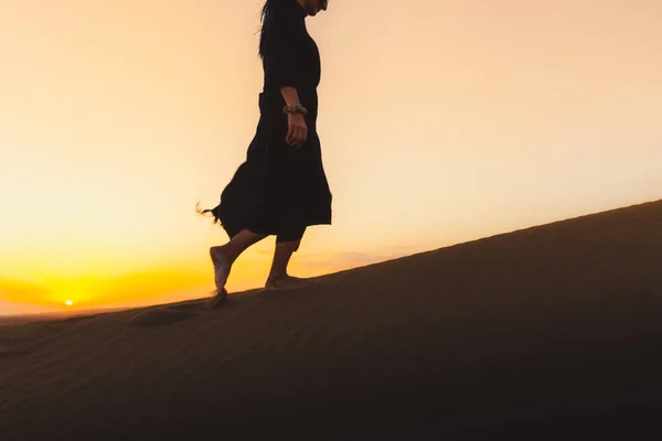 Woman Black Dress Walking Dubai Desert Sand Dunes Footsteps Sand — Stock Photo, Image