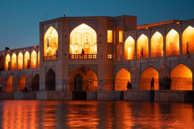 İsfahan, İran - 15 Haziran 2022: İran 'ın İsfahan kentindeki Zayandeh Nehri' nin karşısındaki Eski Khajoo köprüsü.